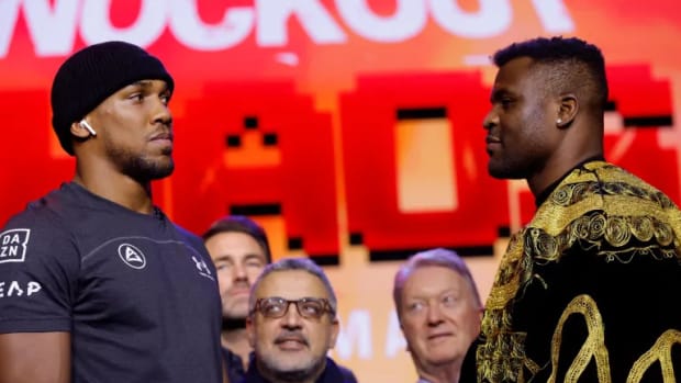 Boxing Video: Anthony Joshua & Francis Ngannou Face Off for the First Time Ahead of Riyadh Fight 